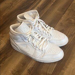 Jordan retro 1’s Triple White
